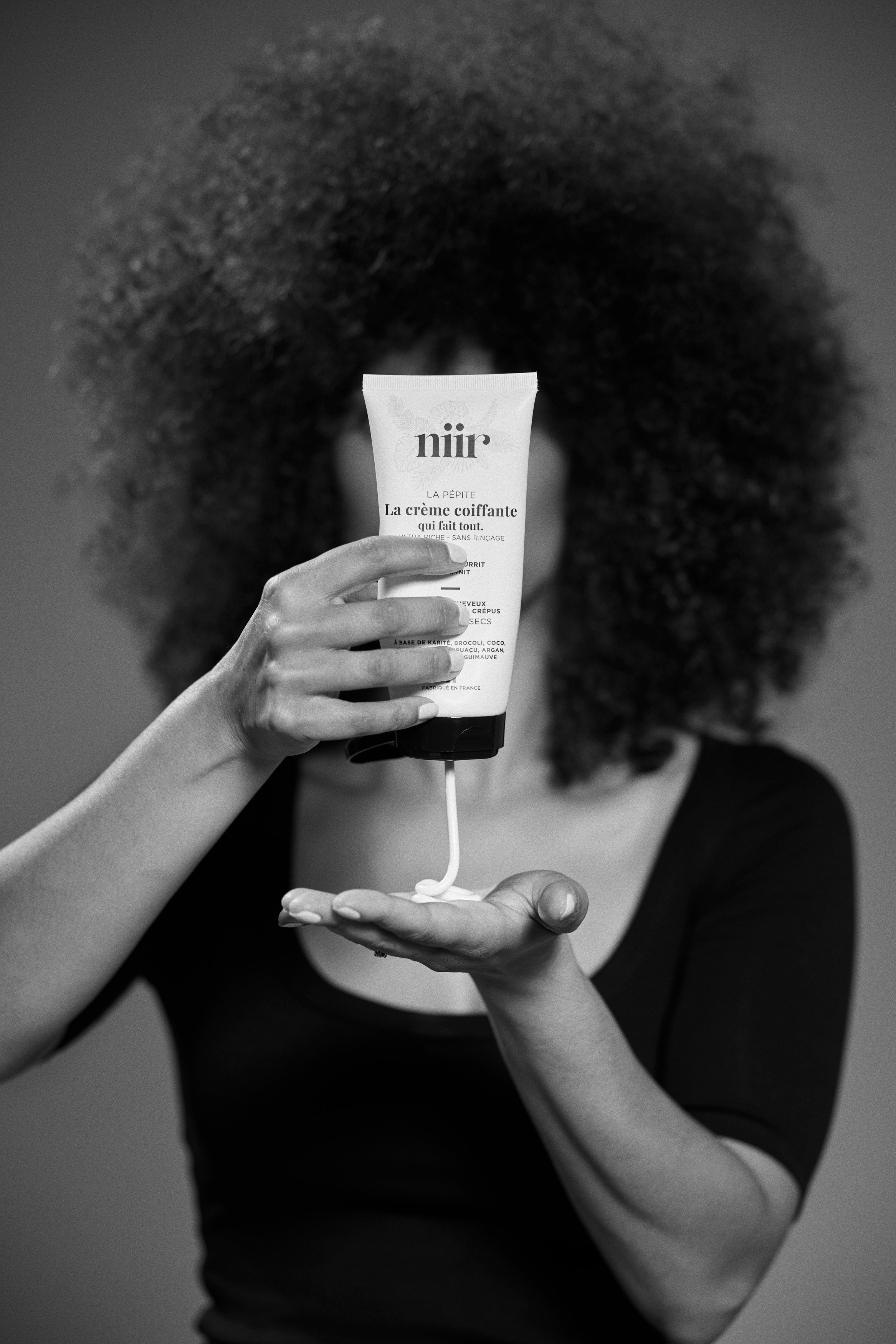 Soin capillaire naturel pour cheveux texturés – femme cheveux bouclés, frisés ou crépus au nature