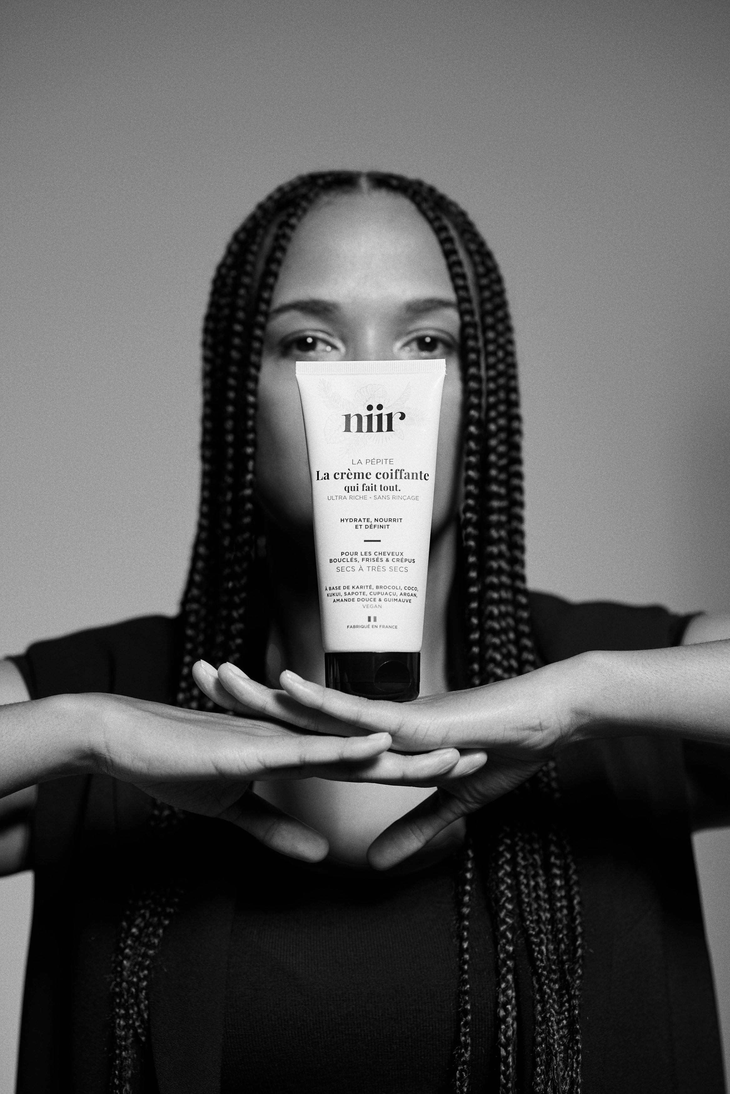 Portrait de la fondatrice de NIIR – femme engagée pour les cheveux texturés, clean beauty et transparence