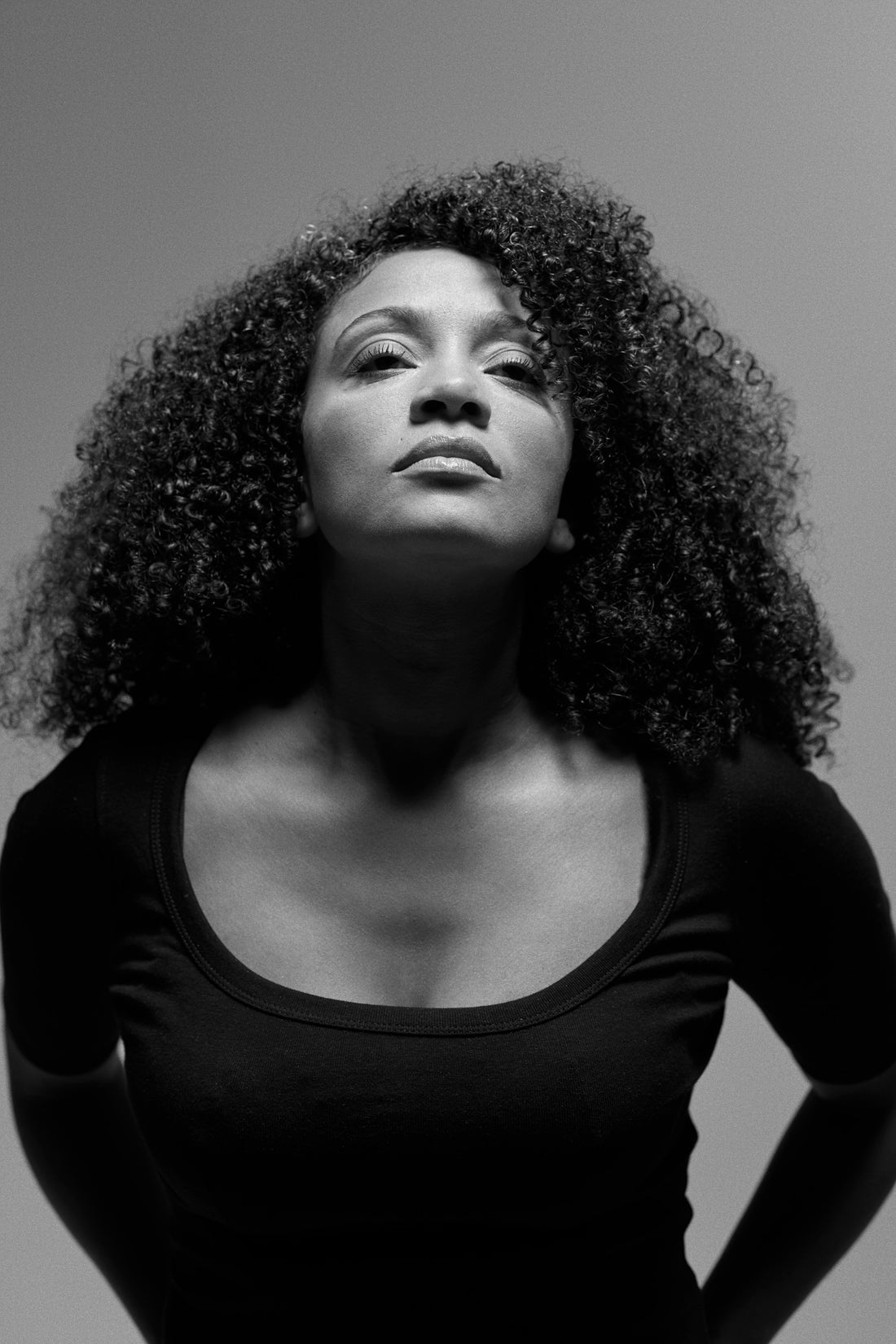 Routine capillaire rapide et naturelle pour cheveux texturés – femme avec cheveux bouclés en pleine liberté